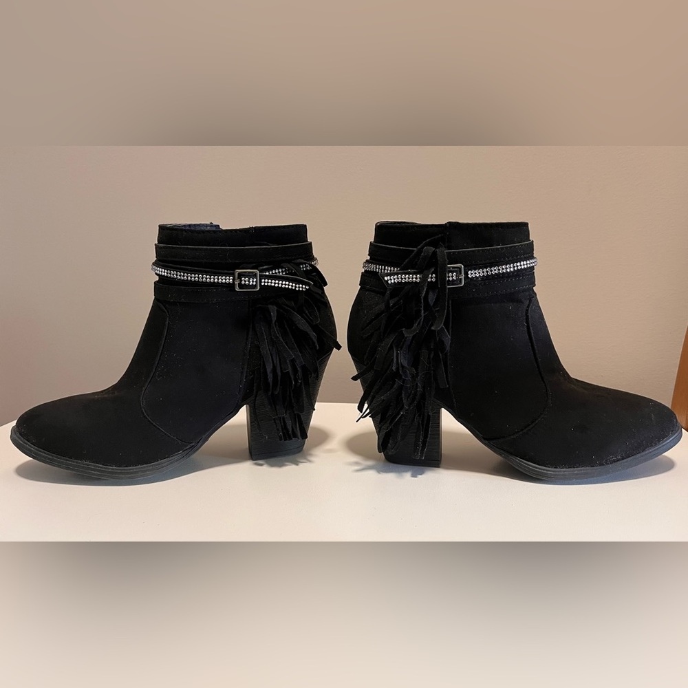 Sz 8 BAMBOO black tasselled suede look w/bling bootie